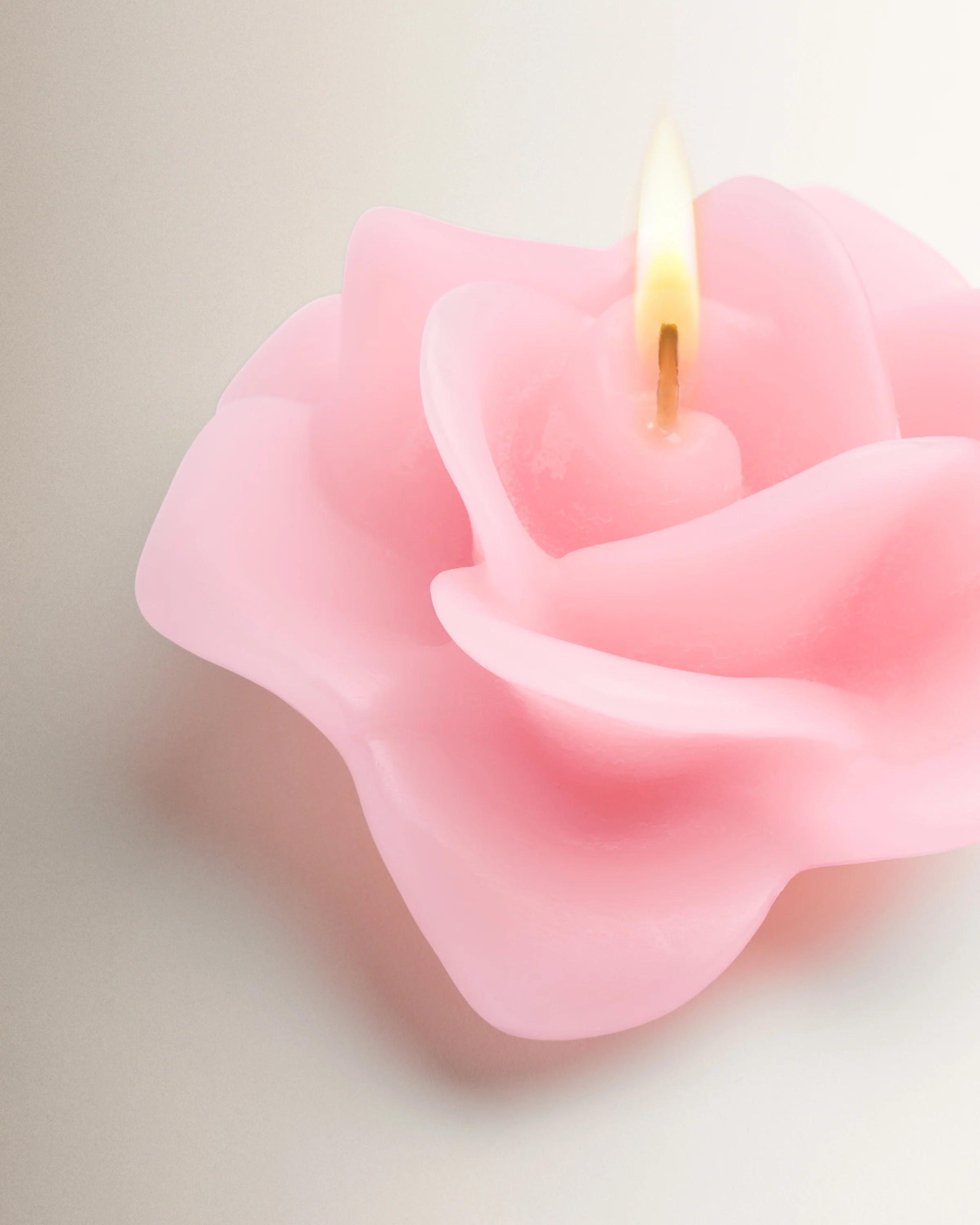 Rosa Shaped Scented Candle - Image 3